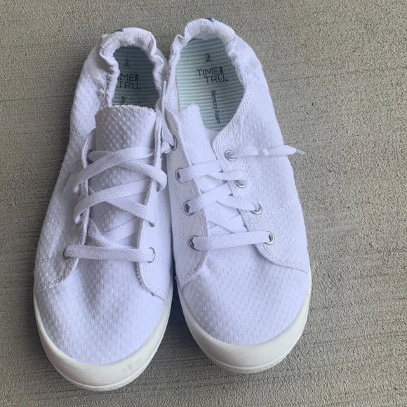 Women’s size 9 sneakers - Picture 5 of 9